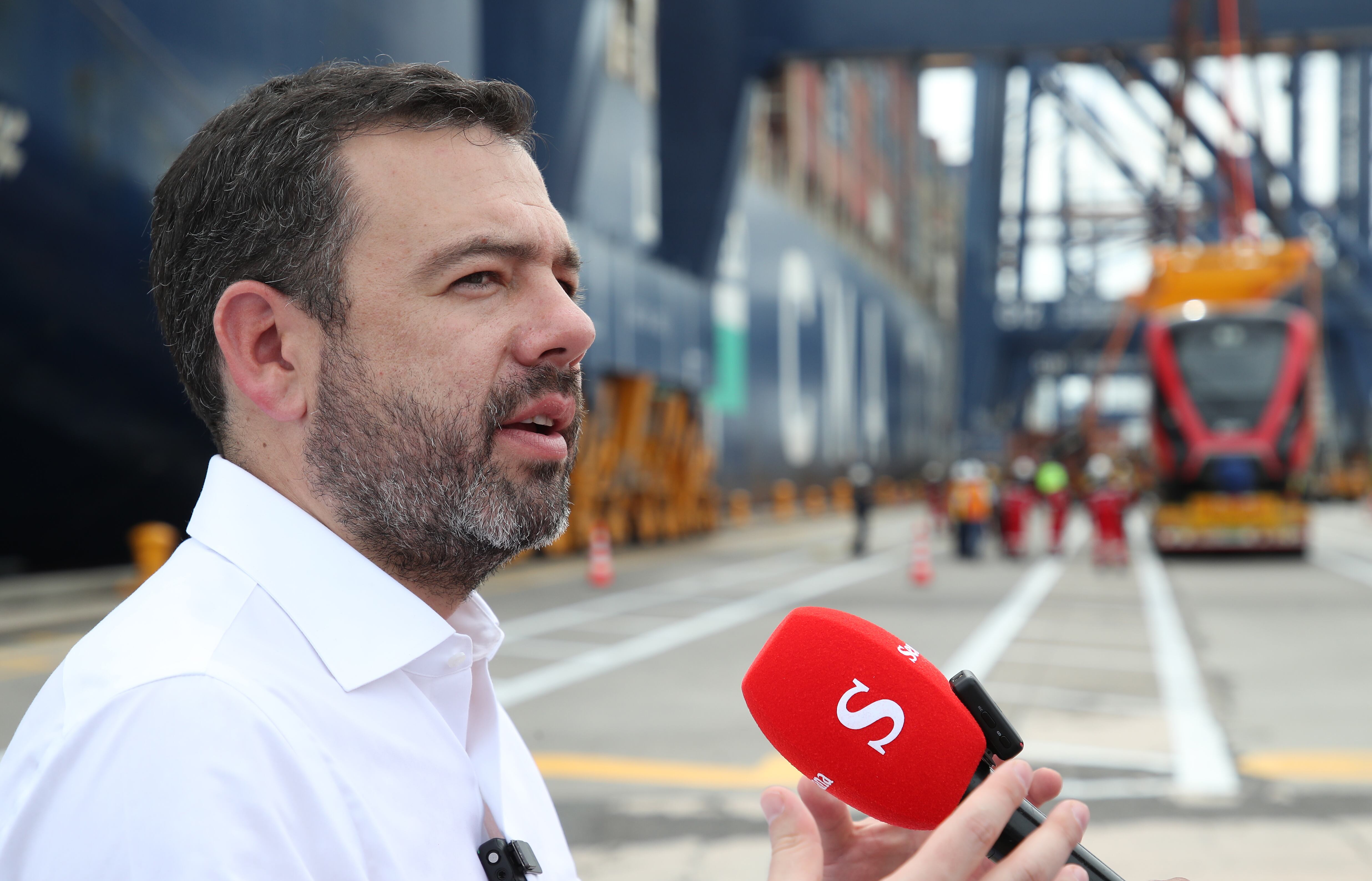 Alcalde Carlos Fernando Galán en la llegada del primer tren del Metro de Bogotá al puerto de Cartagena
