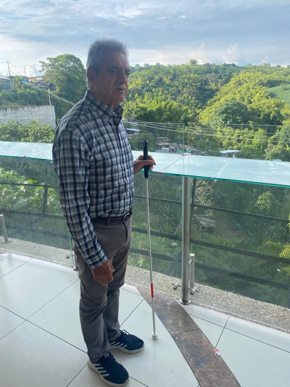 Germán Ramírez perdió completamente la vista a los 40 años por una retinitis pigmentaria y durante mucho tiempo dependió de terceros para ejercer su derecho al voto.