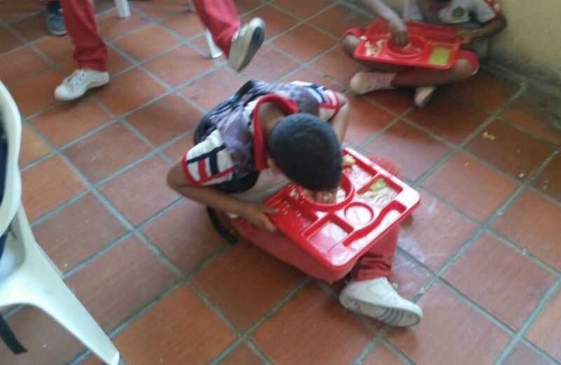 Pese a que la institución adquirió comedores, no alcanzan para todos los niños. Foto: Red Nacional de Veedurías.