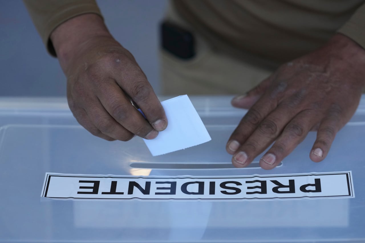 Una persona vota durante las elecciones generales en Santiago de Chile