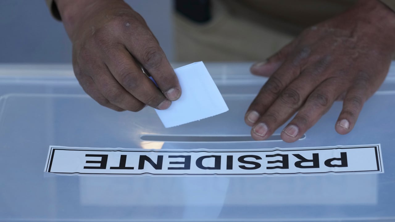 Una persona vota durante las elecciones generales en Santiago de Chile