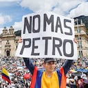 Los opositores, ondeando banderas de Colombia, lograron llenar la Plaza de Bolívar.