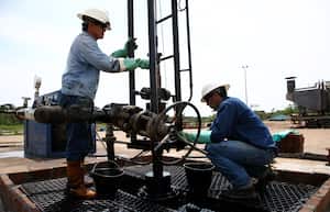 Faiber Bonilla obrero de la region lleva 9 meses trabajando en la Planta de produccion de petroleo Emerald Energy Plc hidrocarburos en el campo Capella en en la inspeccion de Los Pozos en San Vicente del Caguan donde se llevaron a cabo los Dialogos de Paz
Caqueta abril 2 2011
foto Guillermo Torres Semana