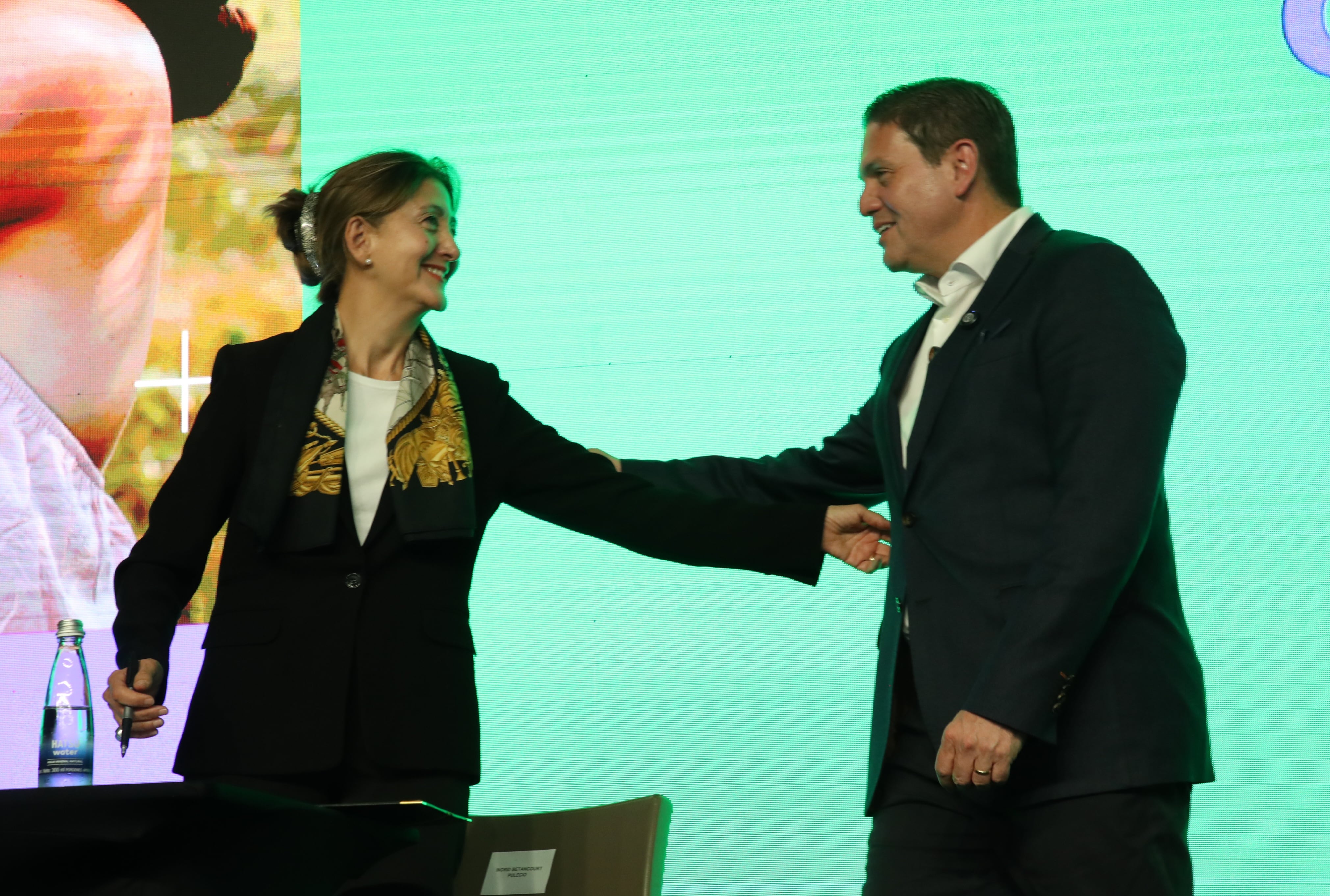 Juan Carlos Pinzón Bueno recibe el aval del Partido Oxígeno para su candidatura a la Presidencia de cara a las elecciones de 2026. Ingrid Betancourt.