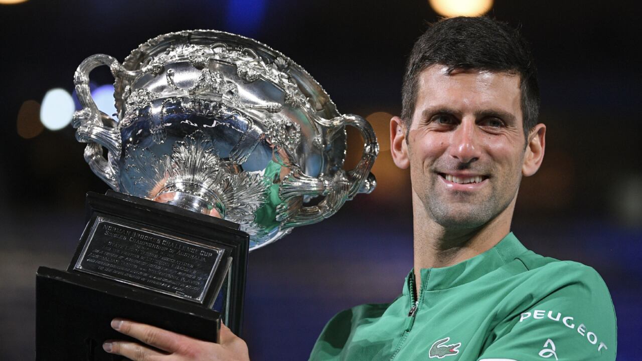 Novak Djokovic posa con el trofeo de campeón del Abierto de Australia tras derrotar a Daniil Medvedev en la final, el domingo 21 de febrero de 2021. (AP/Andy Brownbill, archivo)