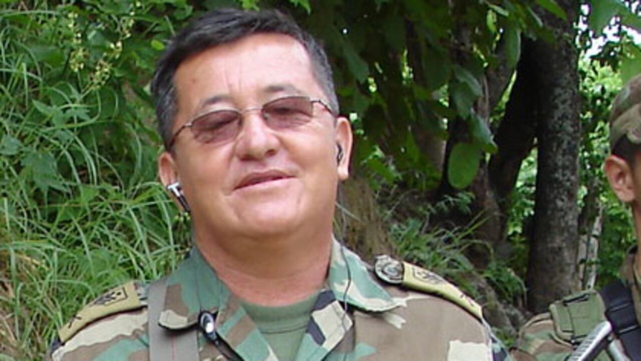 Pese a que ya no pertnece al Ejercito, José Alfredo Ramírez llega en camuflado a algunas producciones y ofrece toda clase de servicios. Sus tarjetas de presentación evidencian sus alcances