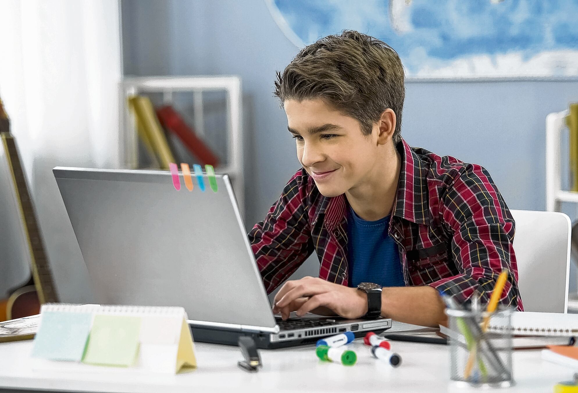 Adecuar un espacio cómodo, ventilado y con buena iluminación, lejos de distracciones como el televisor, el equipo de sonido y el ruido de la calle, entre otros, favorece la concentración de los niños y los jóvenes.