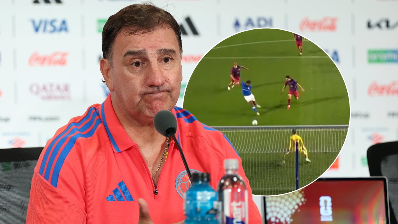Néstor Lorenzo, DT de Colombia y Jhon Solís marcándole al Barcelona
