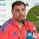 Néstor Lorenzo, DT de Colombia y Jhon Solís marcándole al Barcelona