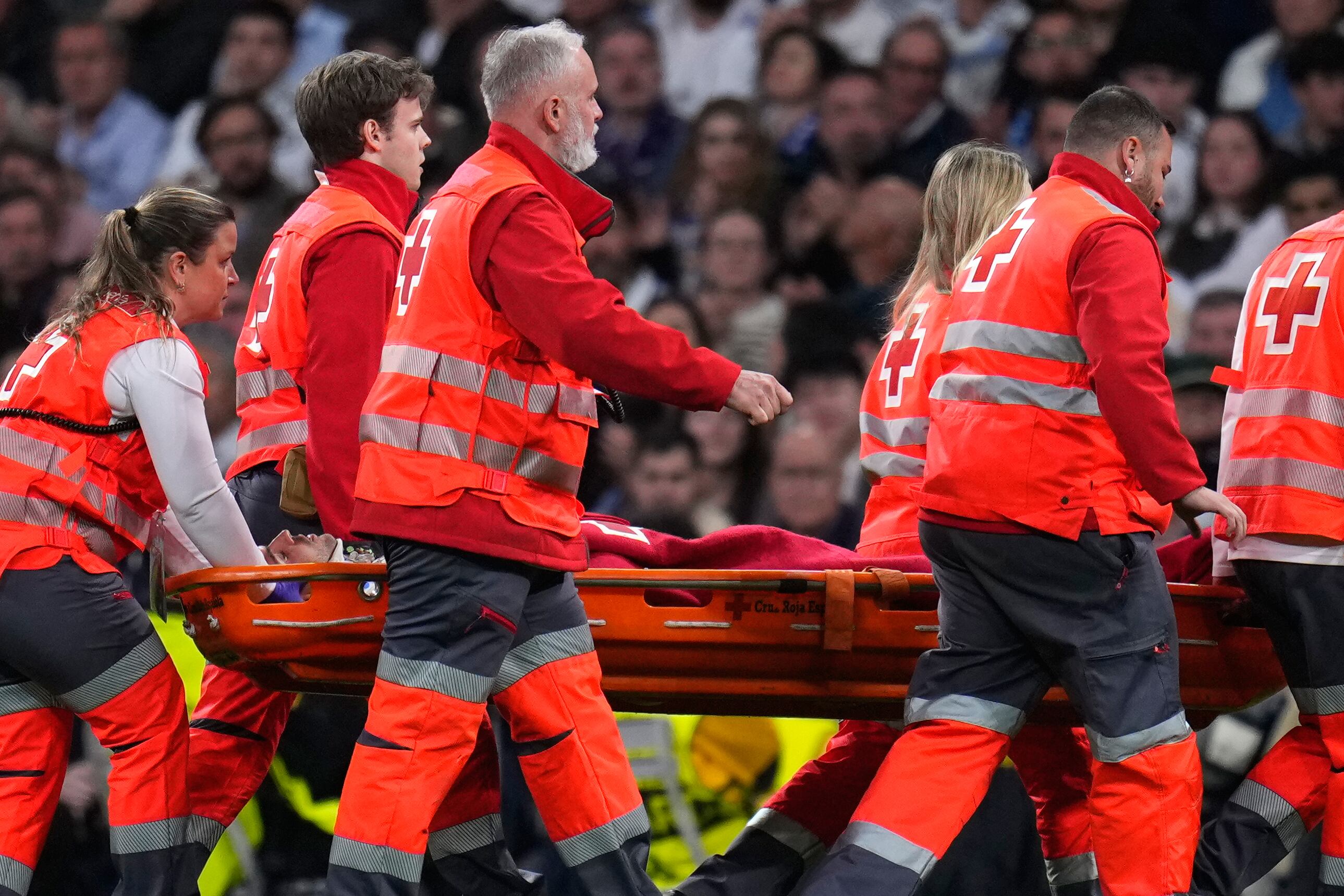 Raúl Asencio salió en camilla cuando se jugaba el tramo final entre Real Madrid y Benfica.