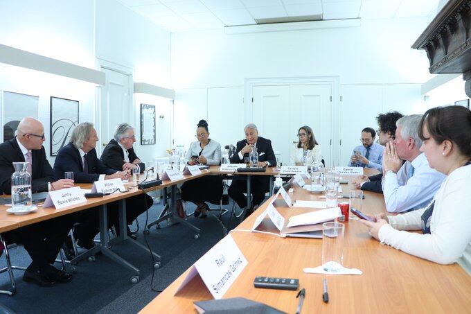 Equipo de agentes, abogados internacionales y asesores de Colombia se reúnen en la embajada en La Haya