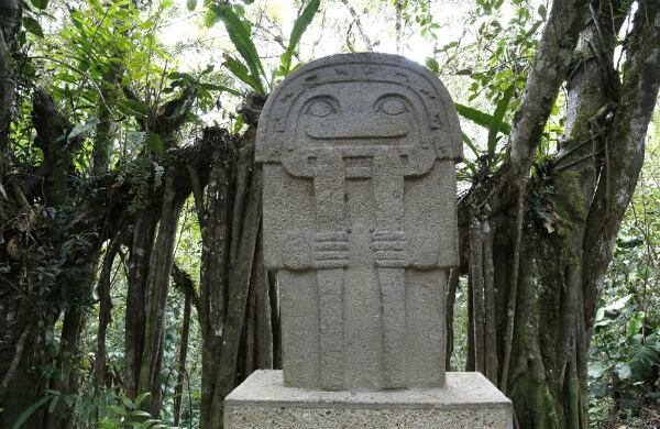 Los indígenas fabricaron las esculturas con toba volcánica. La talla demandaba mucho trabajo, pues usaban piedra contra piedra. 