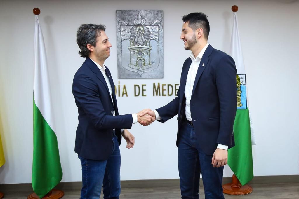 Daniel Quintero, alcalde de Medellín, posesionó a Juan David Duque como su nuevo secretario privado.