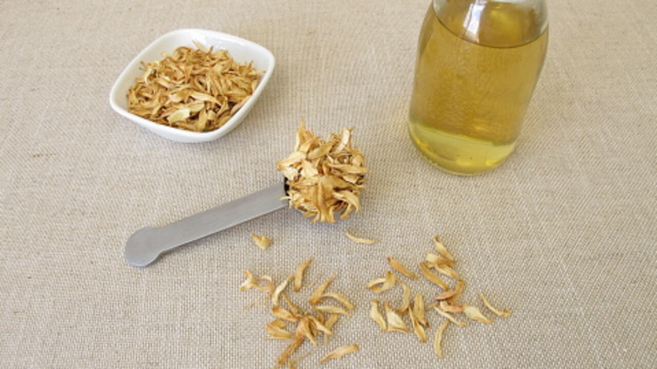 El agua de azahar es hidratante y calmante. Además, tiene propiedades astringentes, antisépticas y antioxidantes.