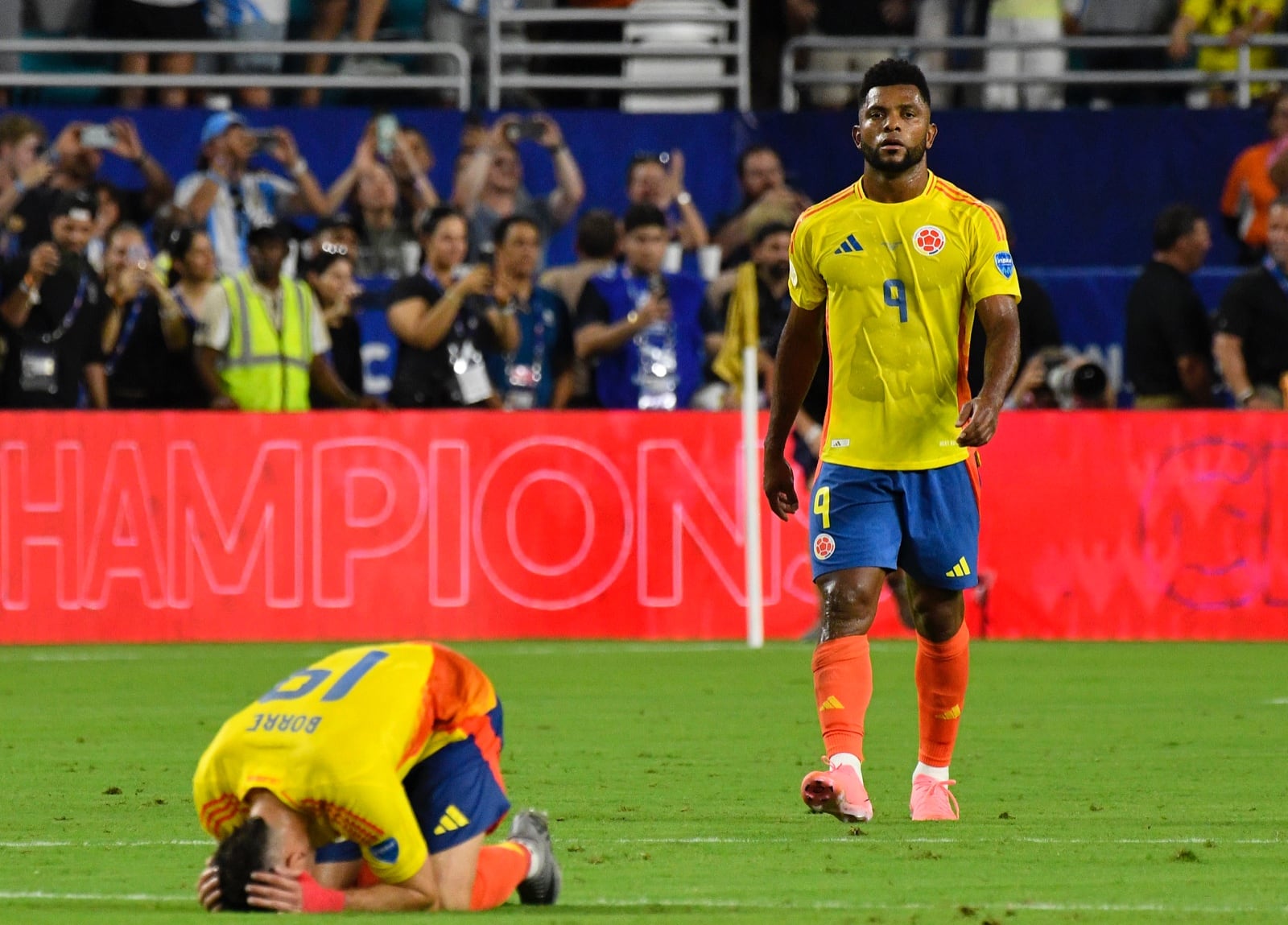 Jugadores de la Selección Colombia se lamentan al perder la final de la Copa América 2024.