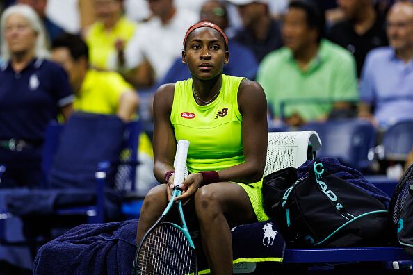 Tras la confusión inicial, Gauff y Muchova esperaron en la pista mientras el personal de seguridad se desplazaba a la zona de los manifestantes.