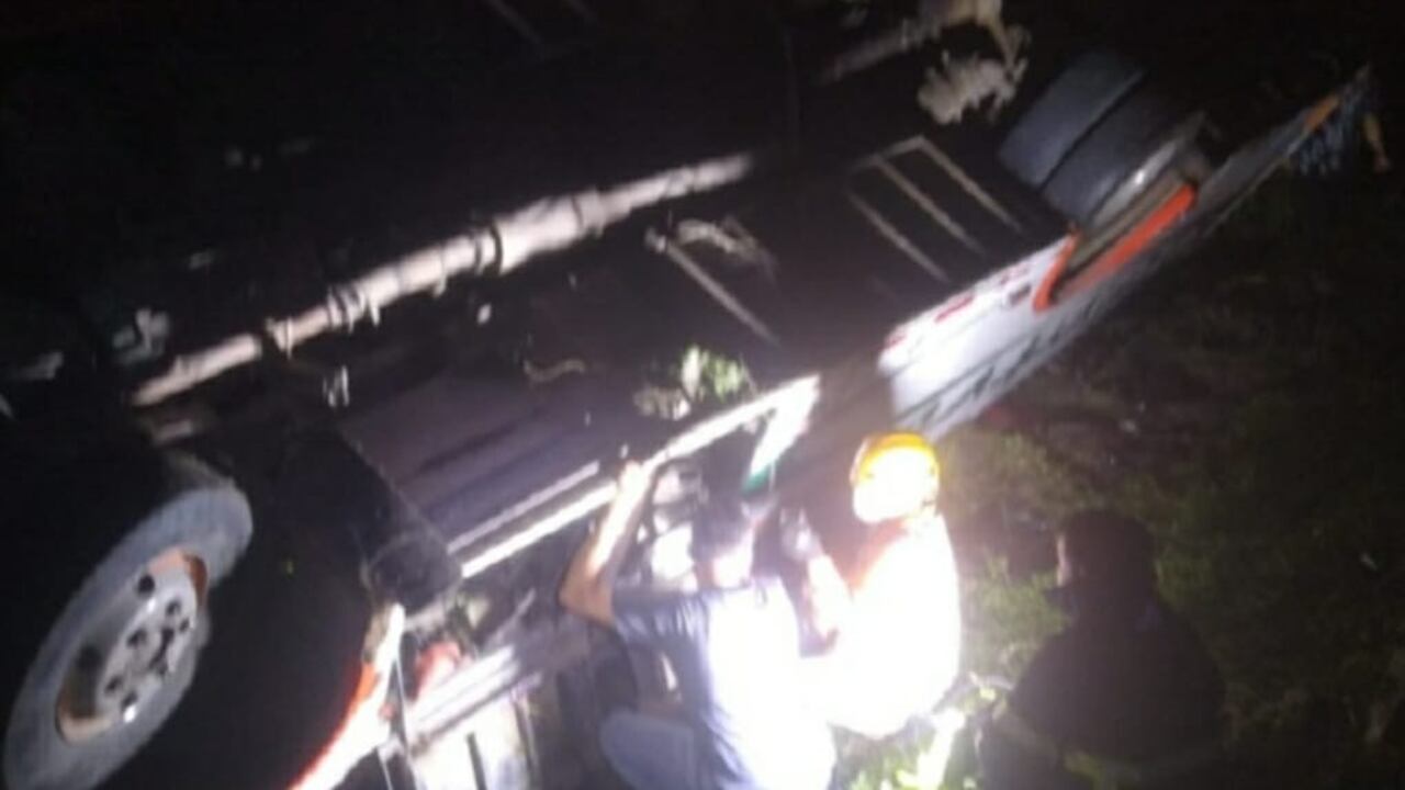 29 personas heridas luego de que un bus intermunicipal se saliera de la vía.