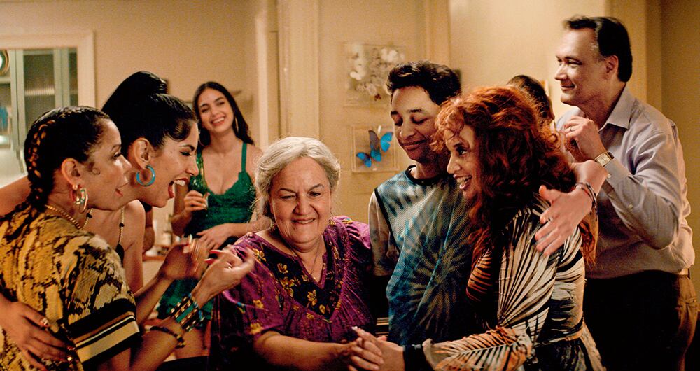 Varias generaciones de latinos estadounidenses se ven retratados gracias a En el barrio. Y entre los muchos actos musicales destacables, el de ‘Abuela Claudia’ resulta especialmente emotivo.