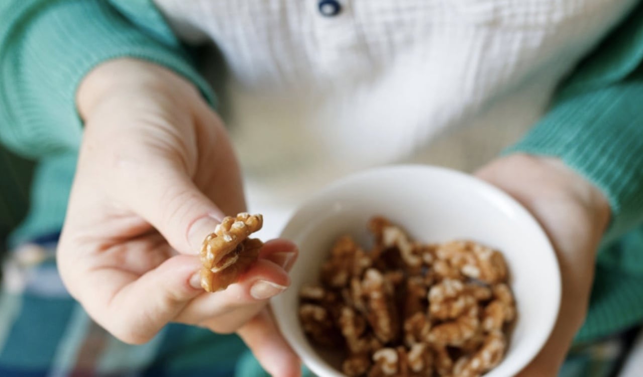 Los frutos secos, grupo al que pertenecen las nueces,  son ricos en calcio, un mineral clave para fortalecer los huesos, favorecer el crecimiento y prevenir el desarrollo de enfermedades como la osteoporosis