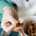 Los frutos secos, grupo al que pertenecen las nueces, son ricos en calcio, un mineral clave para fortalecer los huesos, favorecer el crecimiento y prevenir el desarrollo de enfermedades como la osteoporosis