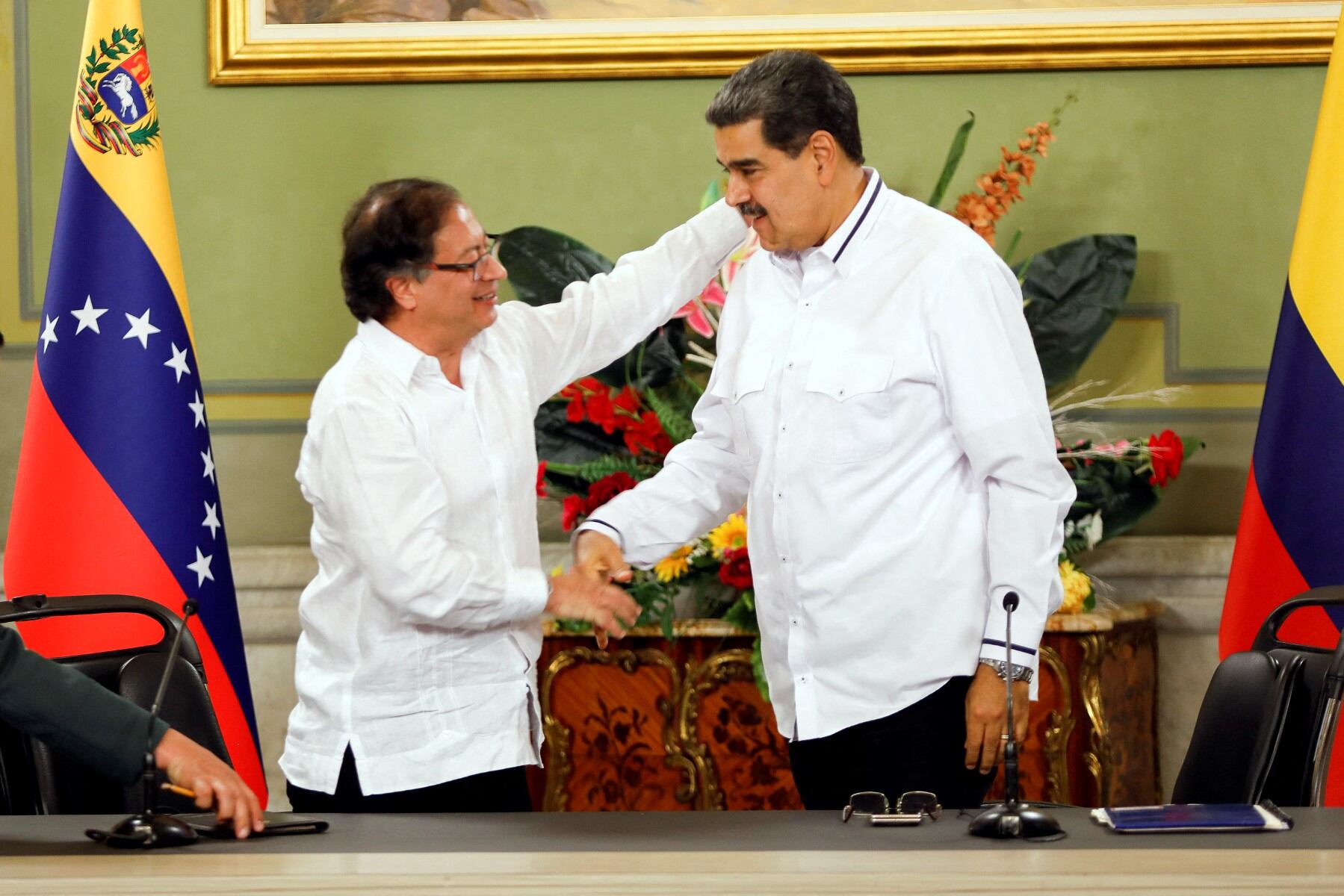 El presidente venezolano, Nicolás Maduro (R), y el presidente colombiano, Gustavo Petro, se dan la mano después de una reunión en el Palacio Presidencial de Miraflores, en Caracas, el 18 de noviembre de 2023. (Foto de Pedro Rances Mattey / AFP).