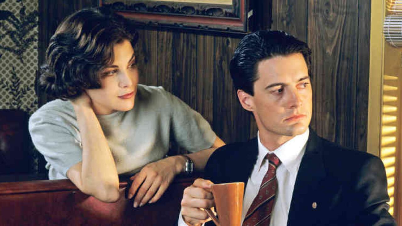 Sherilyn Fenn (Audrey Horne) y Kyle MacLachlan (Dale Cooper) repiten 25 años después en la tercera temporada de ‘Twin Peaks’. Sin duda esta obra de David Lynch es la serie que más despierta inquietud este año. Se estrena el 21 de mayo, aún sin canal definido.