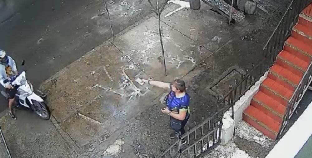 Robo en Cali: mujer adulta fue atacada por ladrón en moto, todo quedó registrado en video.