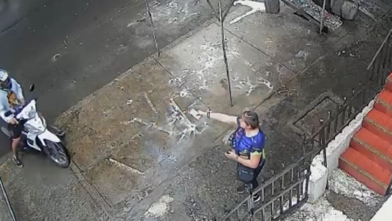 Robo en Cali: mujer adulta fue atacada por ladrón en moto, todo quedó registrado en video.