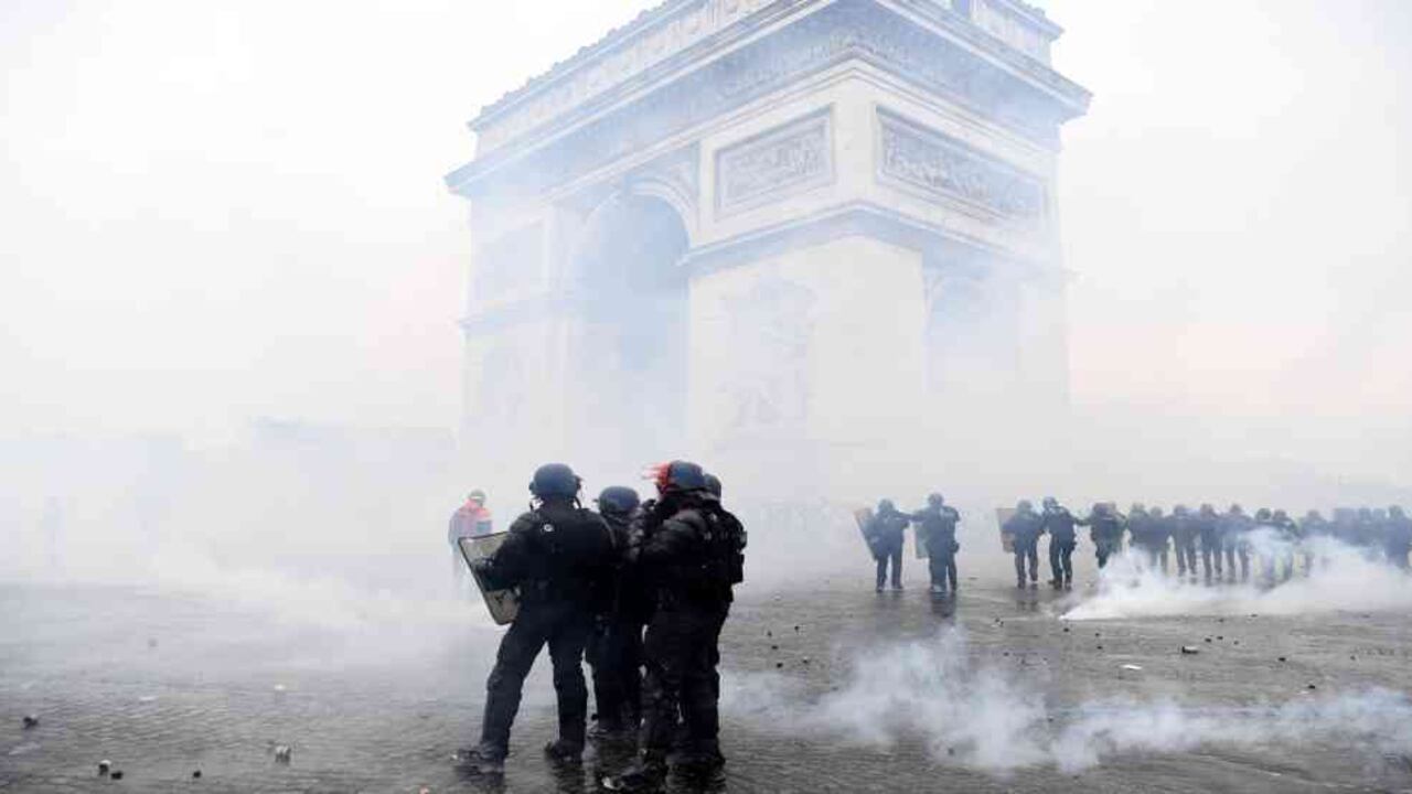 En el emblemático Arco del Triunfo las fuerzas de seguridad dispersaron a cientos de manifestantes. Foto: AFP.