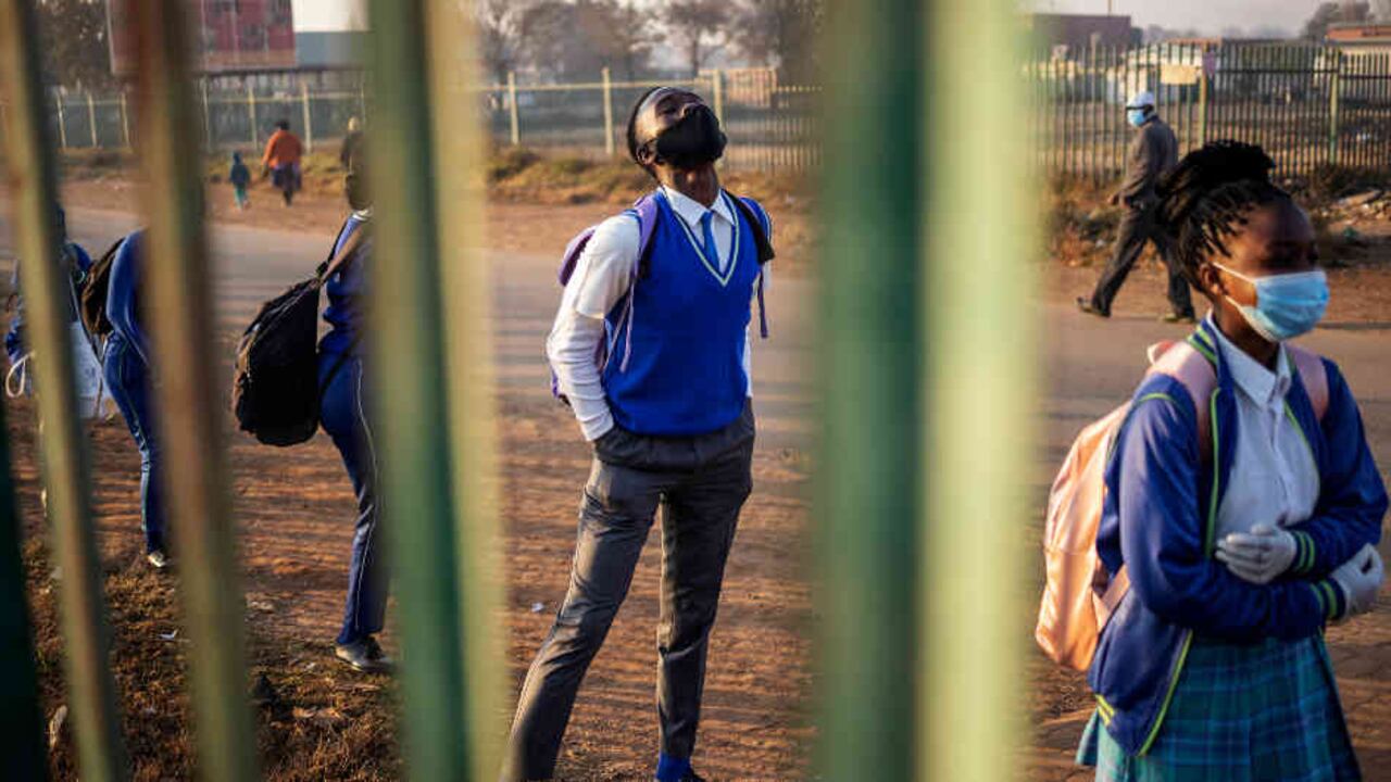 Los estudiantes estarán sin clases casi todo agosto. El gobierno surafricano considera que es lo más prudente.