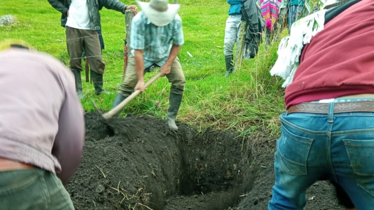 Habitantes de Jicaramata cavaron una rumba y enterrar el cuerpo ante la negativa de las autoridades de trasladarse a la zona.