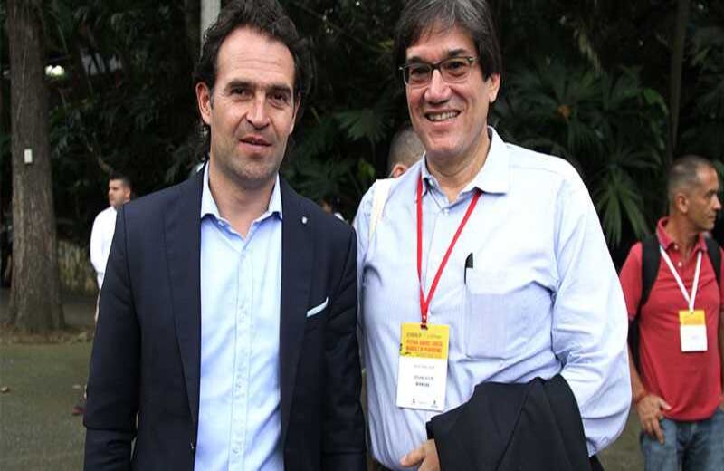  Federico Gutiérrez, alcalde de Medellín acompañado del director de la FNPI, Jaime Abello Banfi.