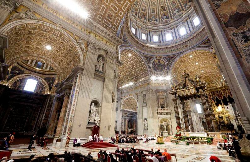 29 de marzo - El Papa Francisco celebra una liturgia penitencial en la Basílica de San Pedro en el Vaticano. FOTO: Andrew Medichini/AP
