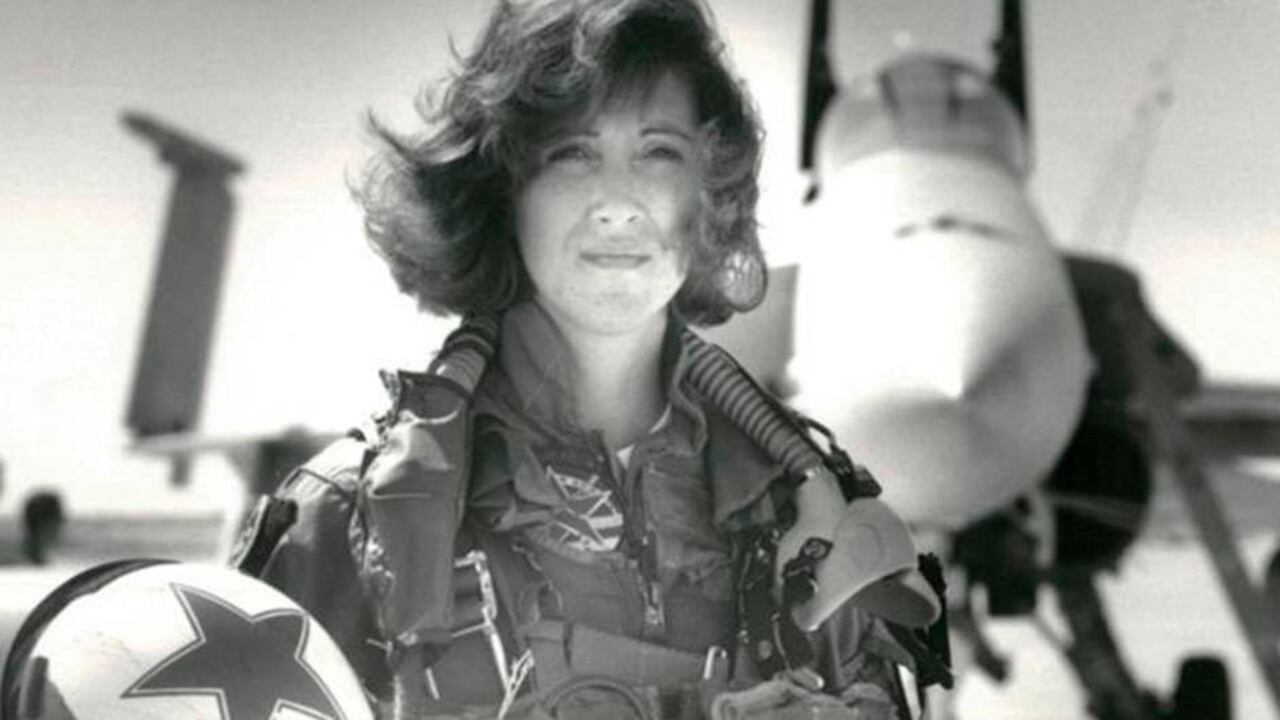 Shults voló aviones de combate para la Marina de Estados Unidos.Derechos de autor de la imagenREUTERS Image caption Shults voló aviones de combate para la Marina de Estados Unidos.