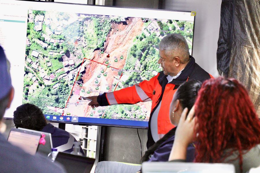 Capitán Nelson Zuluaica, comandante de Bomberos de Bello, analizando la búsqueda de cuerpos en la emergencia de la vereda Granizal.