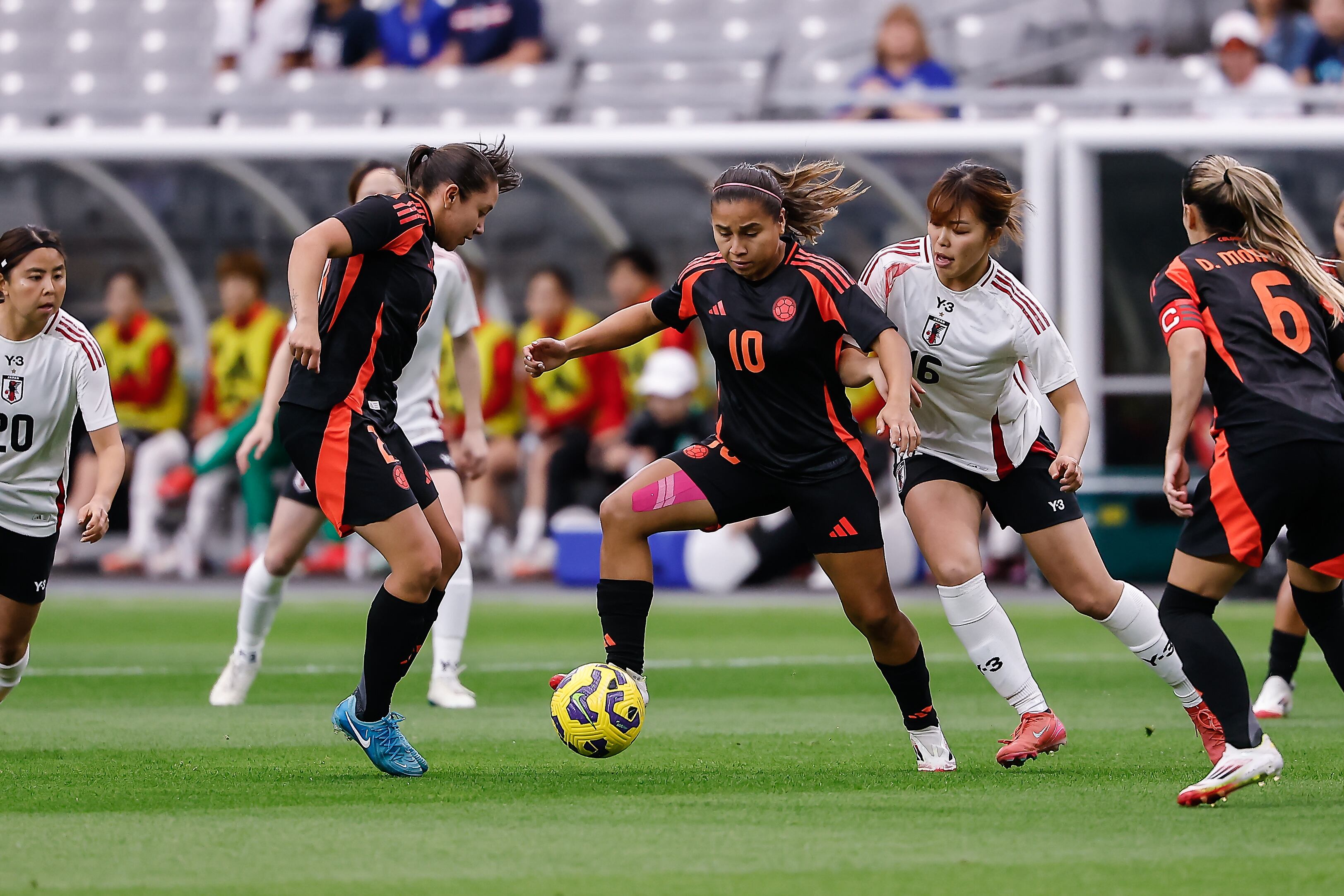 La centrocampista colombiana Leicy Santos (10) controla el balón durante el partido de fútbol de la Women's SheBelieves Cup entre Colombia y Japón el 23 de febrero de 2025 en el State Farm Stadium de Glendale, Arizona.