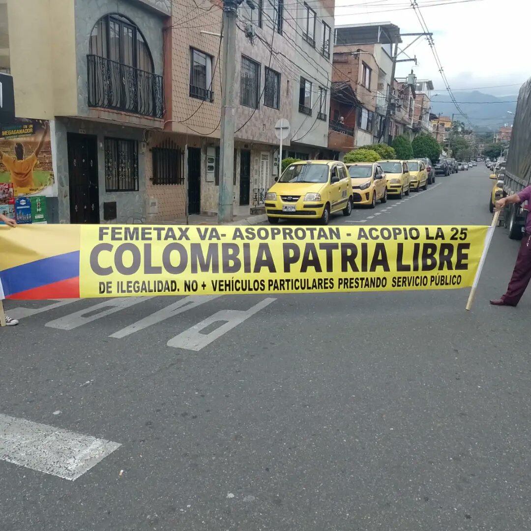 Una pancarta que se utilizará durante la jornada del paro de taxistas.