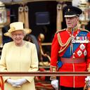 Felipe e Isabel en 2012. En ocasiones especiales como el cumpleaños de la reina adornaba sus uniformes de gala con algunas de las cerca de 61 distinciones que recibió de 53 países. Algunas de ellas estaban en el sepelio.