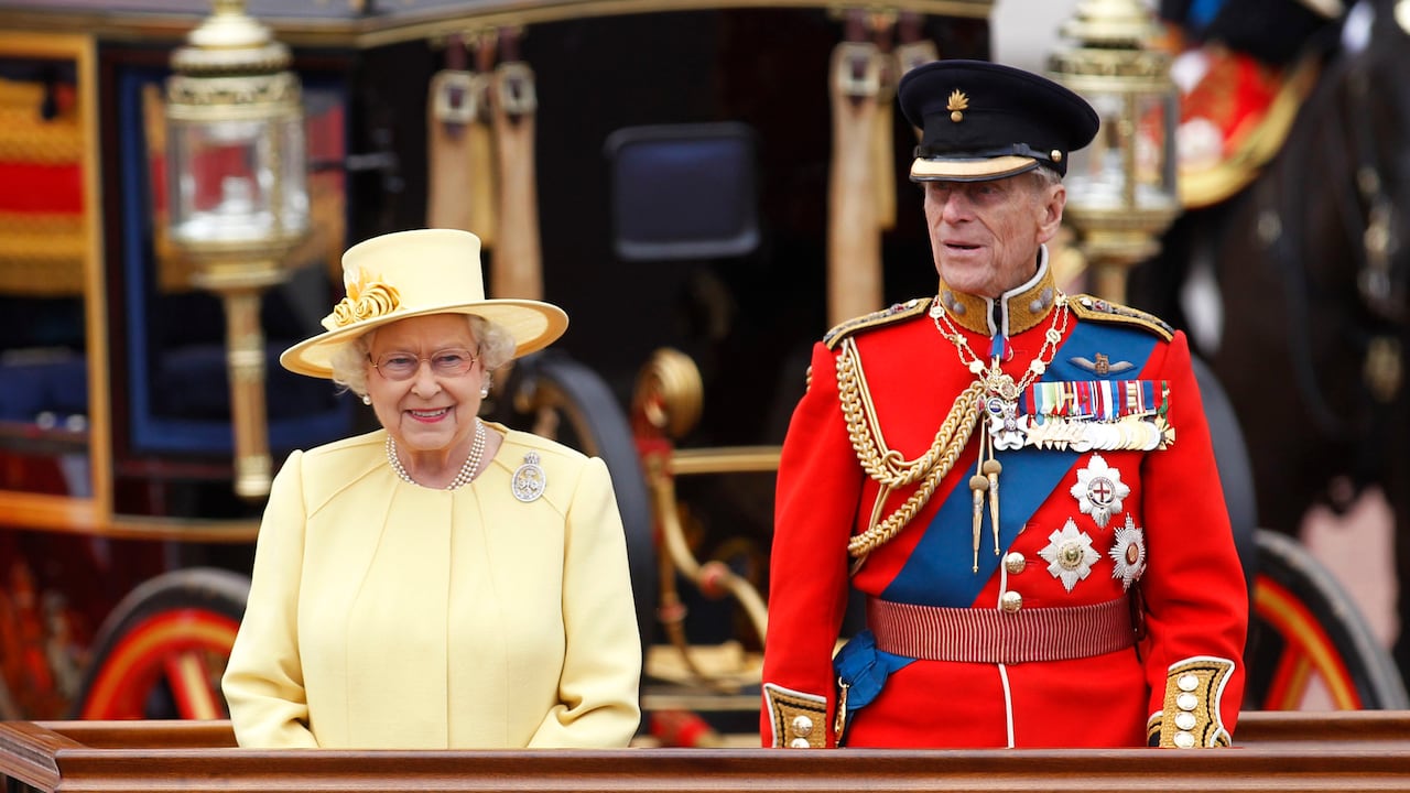 A diferencia de su esposo Felipe, quien tuvo un funeral real, la reina tendrá un funeral de Estado, que es prácticamente lo mismo, pero reservado a los monarcas. En la foto, la pareja en 2012, cuando Isabel celebró los 60 años de su reinado.