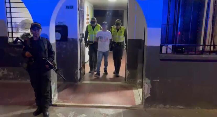 El sujeto no dejó de reírse ni un momento durante su captura