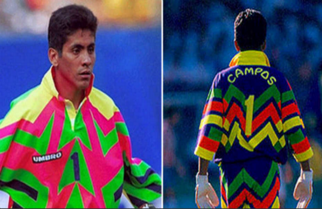 Jorge Campos, portero de la Selección Mexicana de Fútbol con su uniforme de 1990.