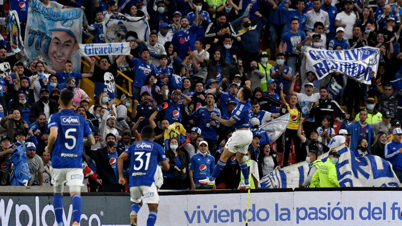 BOGOTA - COLOMBIA, 03-10-2021: Ricardo Marquez de Millonarios F. C. corre a celebrar el gol anotado de su equipo a Aguilas Doradas Rionegro durante partido entre Millonarios F. C. y Aguilas Doradas Rionegro de la fecha 12 por la Liga BetPlay DIMAYOR II 2021 jugado en el estadio Nemesio Camacho El Campin de la ciudad de Bogota. / Ricardo Marquez of Millonarios F. C. runs to celebrate the scored goal from his team to Aguilas Doradas Rionegro during a match between Millonarios F. C. and Aguilas Doradas Rionegro of the 12th date for the BetPlay DIMAYOR II 2021 League played at the Nemesio Camacho El Campin Stadium in Bogota city. / Photo: VizzorImage / Luis Ramirez / Staff.