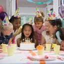 Niña asiática, apagar velas, en, fiesta de cumpleaños