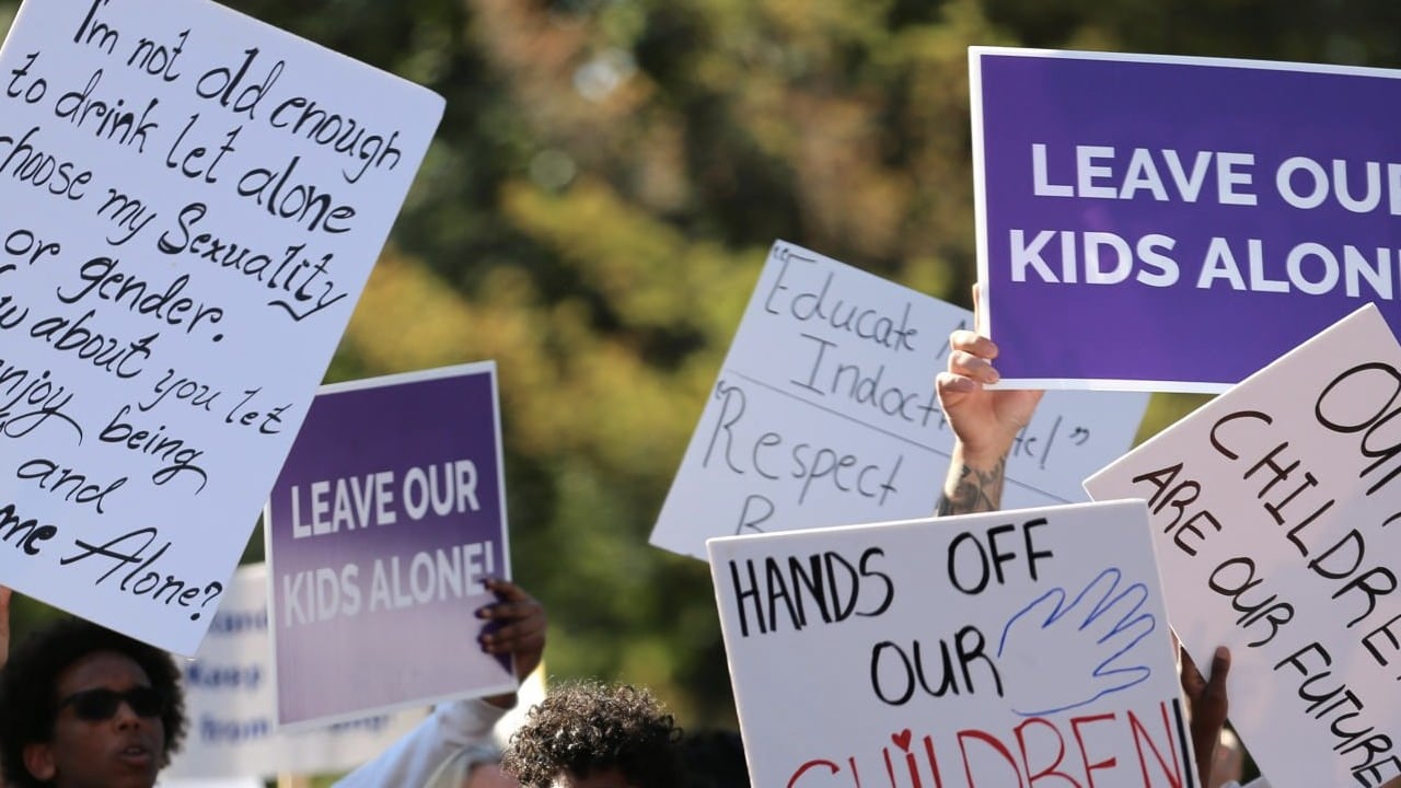 Ciudadanos de Canadá protestan contra la enseñanza de la ideología de género en los colegios.