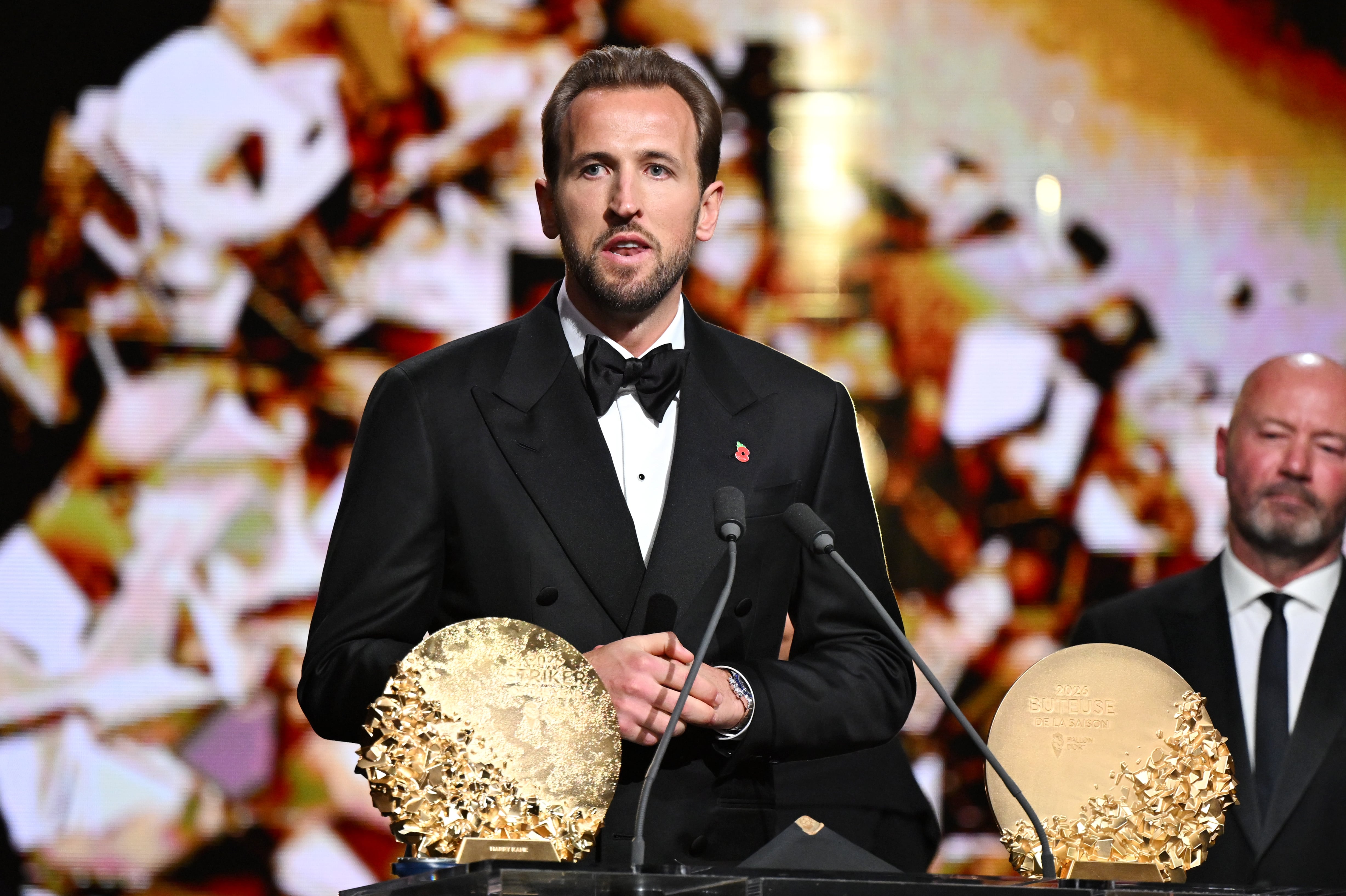 LONDON, ENGLAND - OCTOBER 26: Harry Kane of FC Bayern Munich and England accepts the Men's Striker of the Year award during the 70th Ballon D'Or Ceremony at Palladium Theatre on October 26, 2026 in London, England. (Photo by Jeff Spicer - UEFA/UEFA via Getty Images)
