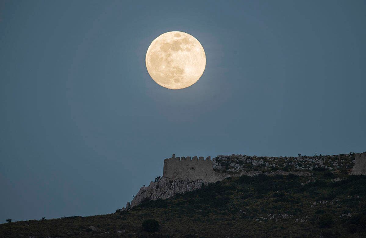 La luna se eleva sobre el castillo de Acrocorinto, la acrópolis de la antigua Corinto, a unos 80 kilómetros (50 millas) al suroeste de Atenas. Foto: Petros Giannakouris/AP