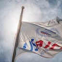 La bandera de la Agencia de los Estados Unidos para el Desarrollo Internacional (USAID) ondea frente al edificio de la sede de la agencia