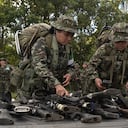 Miembros de la Coordinadora Nacional Ejército Bolivariano entregan sus armas.