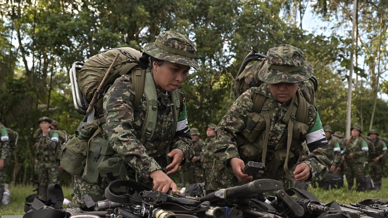 Miembros de la Coordinadora Nacional Ejército Bolivariano entregan sus armas.