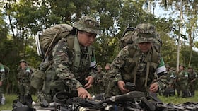 Miembros de la Coordinadora Nacional Ejército Bolivariano entregan sus armas.